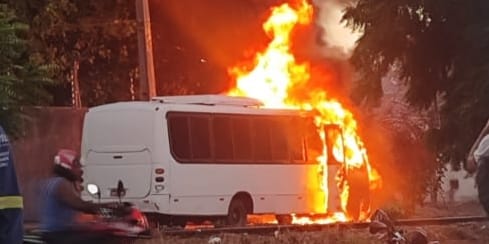 Ônibus Volare pega fogo no Bairro da Estação em Serrinha 