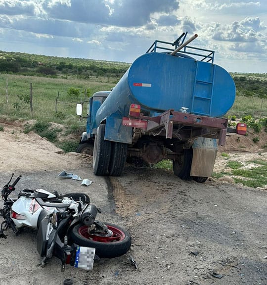 Acidente de trânsito com caminhão-pipa na BA - 408 em Araci mata ciclista 