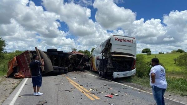 Carreteiro morre em acidente com ônibus da Empresa Regional na BR-116 Norte entre Serrinha e Santa Bárbara 