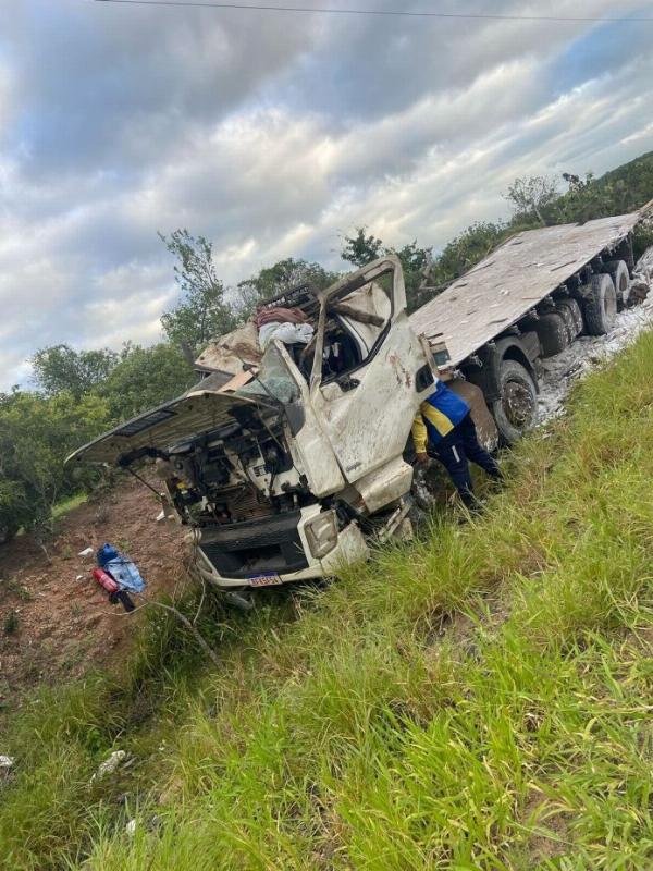 Caminhão carregado com gesso capota na BA-233 em Ipirá e motorista é retirado com vida das ferragens do veiculo