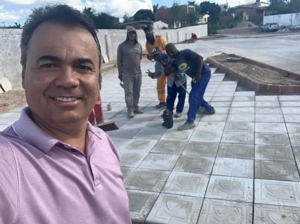 Praça do Cemitério Municipal São João Batista em Barrocas está em fase de conclusão 