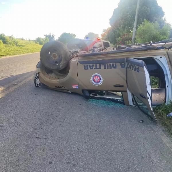 Viatura da Polícia Militar da Bahia capota em Rodovia Estadual