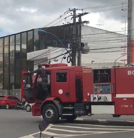 Kombi pega fogo em posto de combustíveis na cidade de Santo Antônio io de Jesus