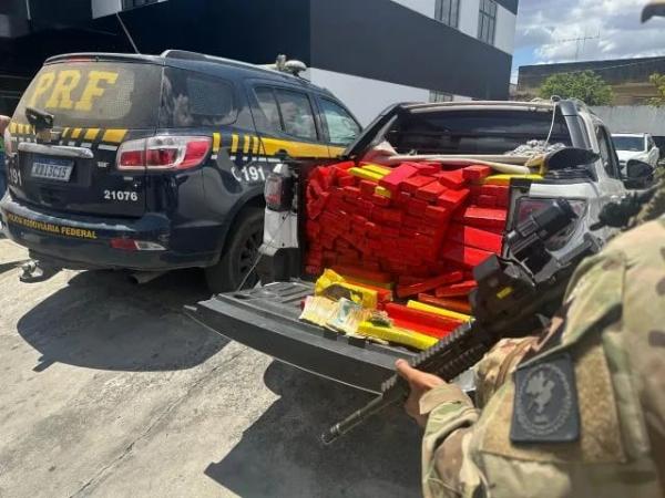 PRF apreende carga com 500 Kg de maconha na BR-116 Sul em Feira de Santana