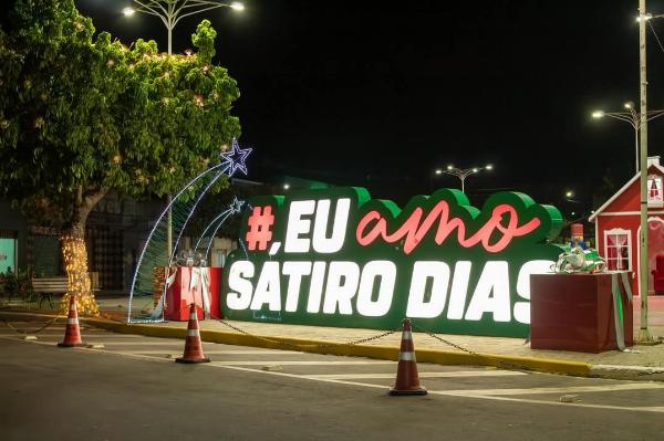 Prefeitura ornamenta a praça José Roberio de Oliveira Batista para o final de ano 