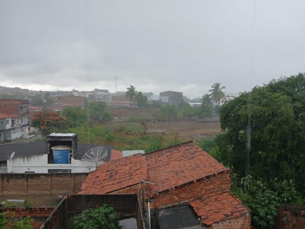 Chuvas e ventos fortes causam transtornos em Serrinha no Nordeste da Bahia