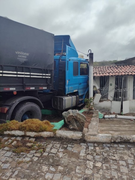 Carreta desgovernada invade residências na cidade de Teofilândia 