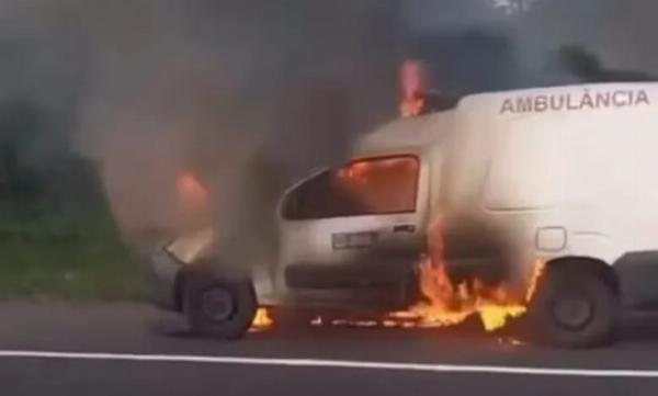 Ambulância do municipio de Baixa Grande é consumida pelo fogo na BR-324