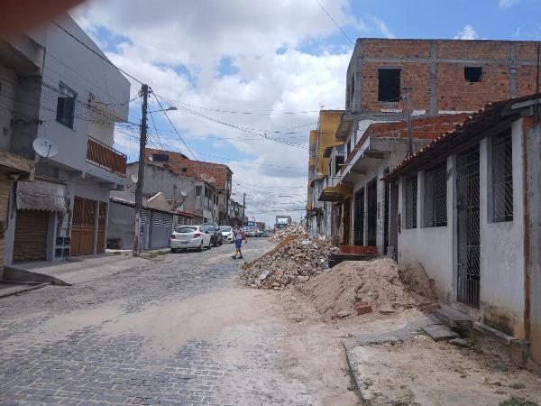 Moradores reclamam da demora na coleta de entulhos na Rua Fernando Carneiro no bairro de Oséas em Serrinha